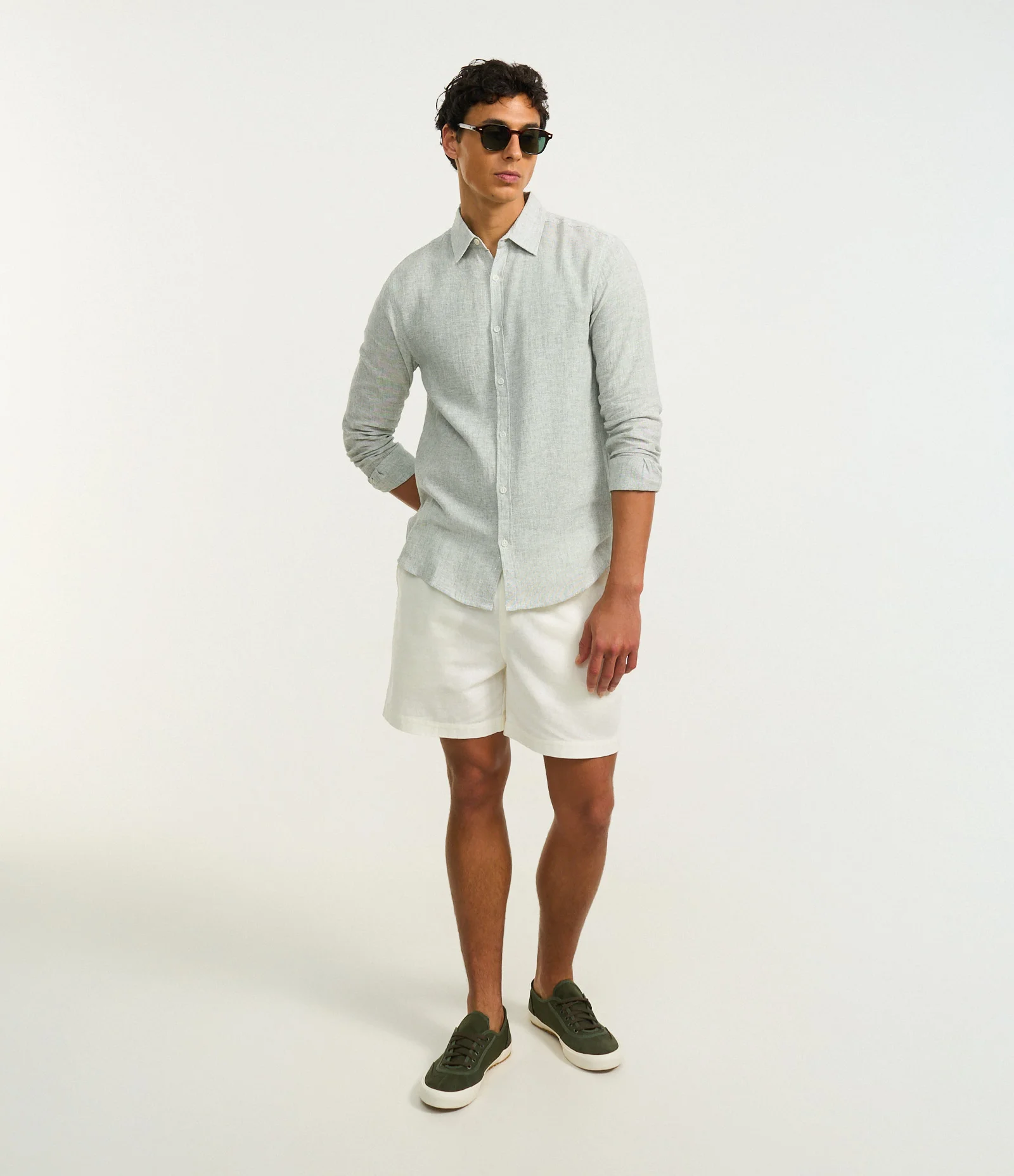 Camisa Regular em Linho e Gola Colarinho