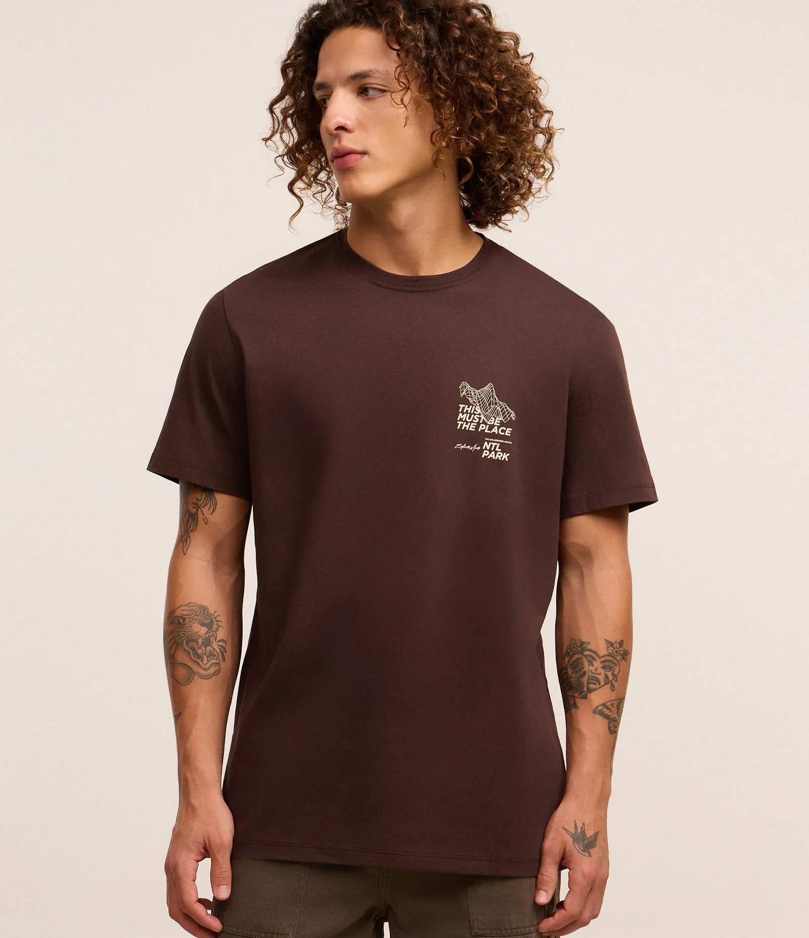 Camiseta Comfort em Algodão Peruano com Estampa Lettering Marrom